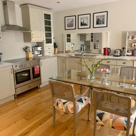 Chic Edinburgh 2B City Centre Flat & Patio , Close To Castle Экстерьер фото