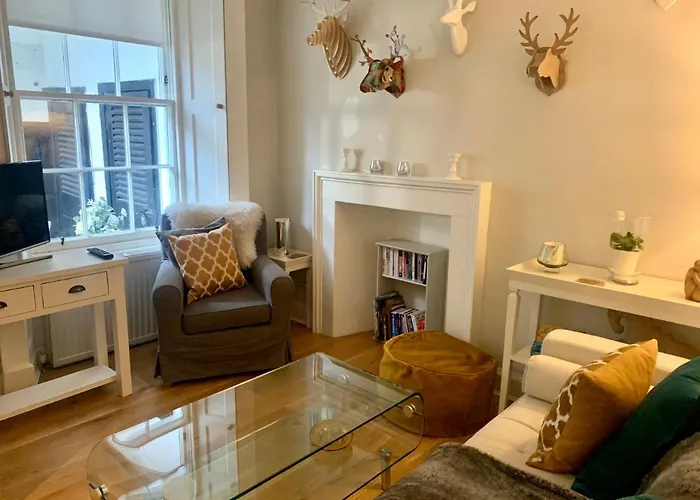 Chic Edinburgh 2B City Centre Flat & Patio , Close To Castle