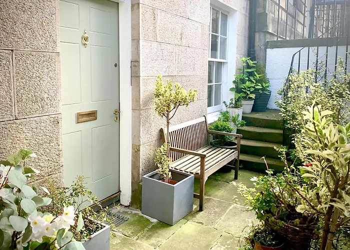 Chic Edinburgh 2B City Centre Flat & Patio , Close To Castle